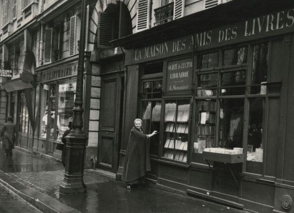Adrienne Monnier devant sa librairie